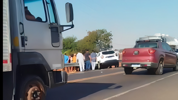 Motorista de carro morre em acidente entre carro e caminhão na MGC-452, em Uberlândia
