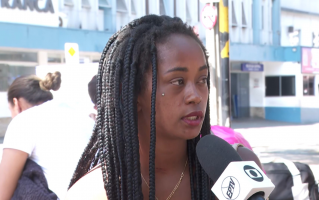 Mulher diz que quebrou cadeiras porque se irritou com demora no atendimento em pronto-socorro em Franca: 'Estava passando mal'